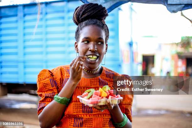 woman eating a fruit salad - kenia fotografías e imágenes de stock