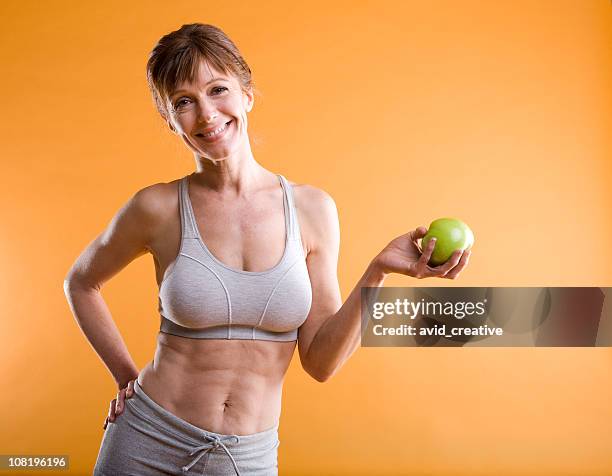 fitness-mujer madura sana comiendo - delgado fotografías e imágenes de stock