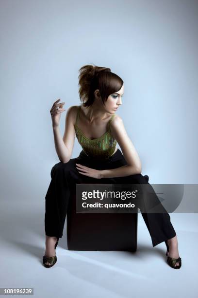 hermosa pasarela haute-couture fashion modelo de cuerpo entero - artists model fotografías e imágenes de stock