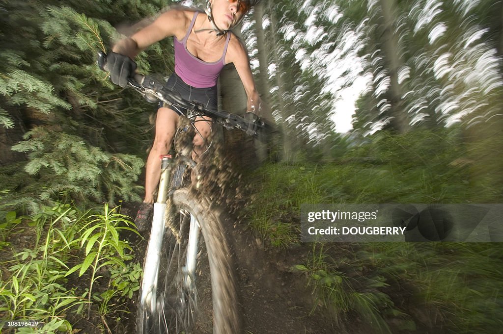 Movimento Filmagem de mulher mounatin Motociclista