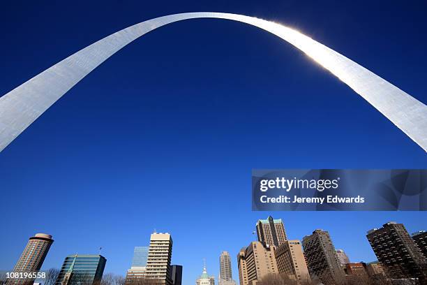 gateway arch, st. louis, missouri - missouri skyline stock pictures, royalty-free photos & images