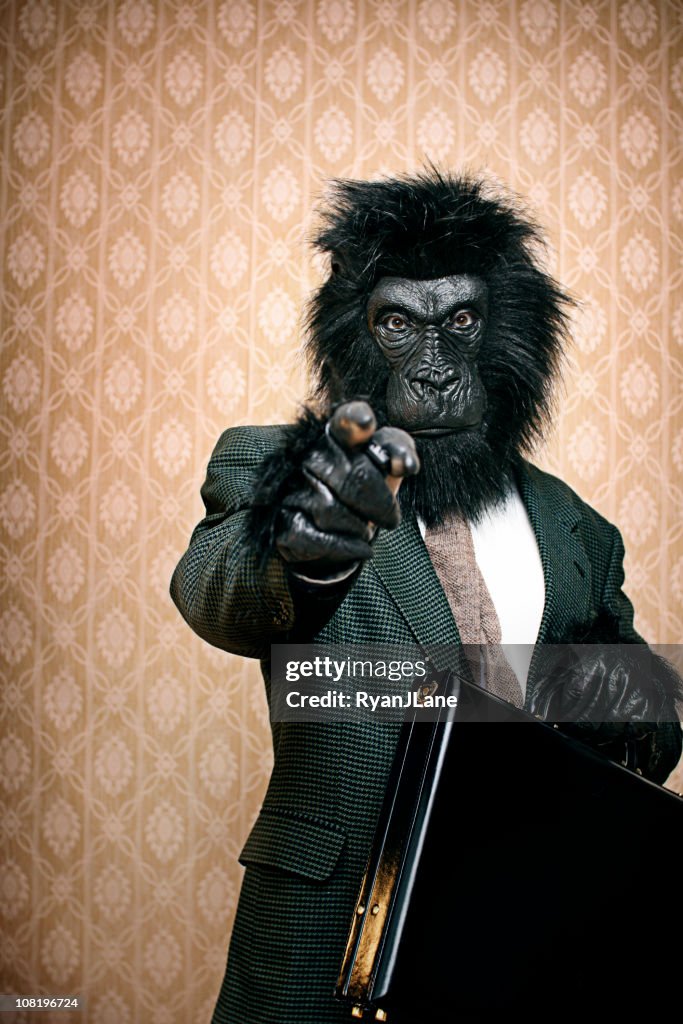 Gorilla In un tailleur formale con cartella