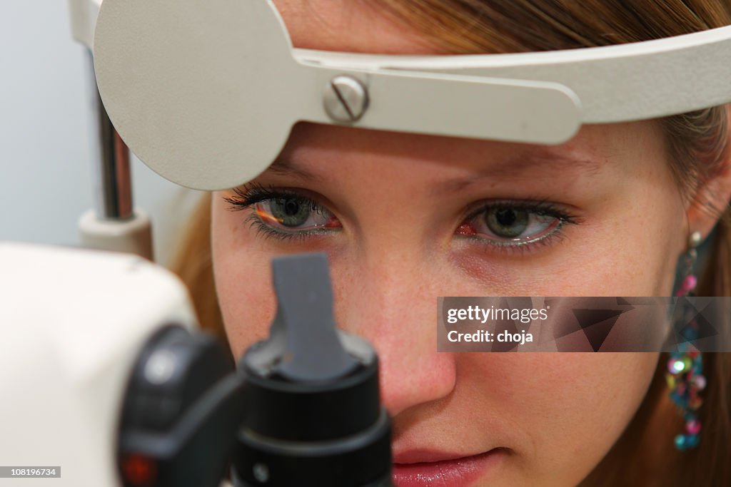 Garota no optometrista verificando sua visão