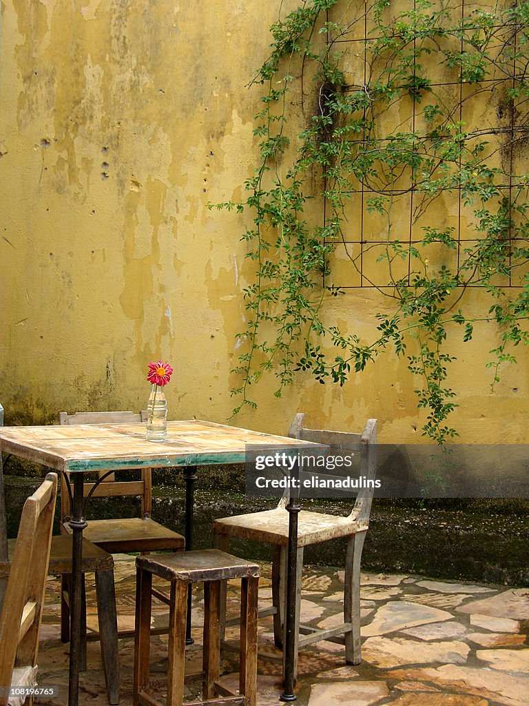 Rústica no lado de fora do restaurante mesa no pátio