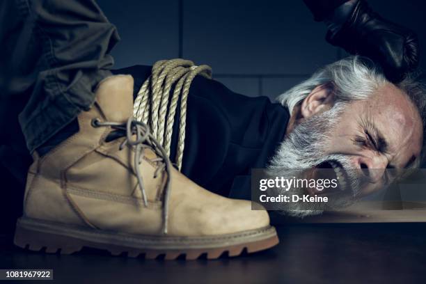 gijzelaar - folter stockfoto's en -beelden