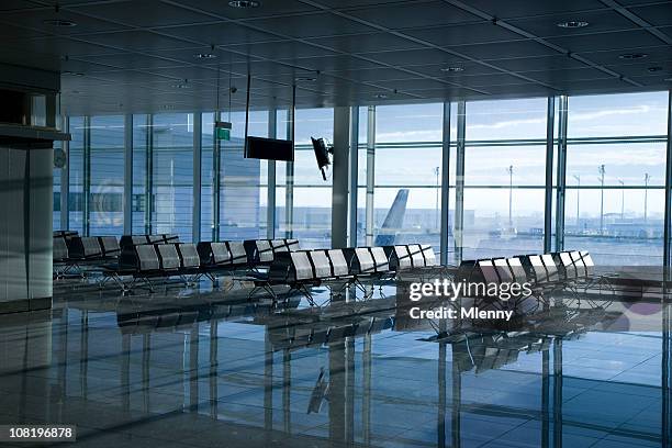 flughafen terminal gate - airport terminal interior stock-fotos und bilder