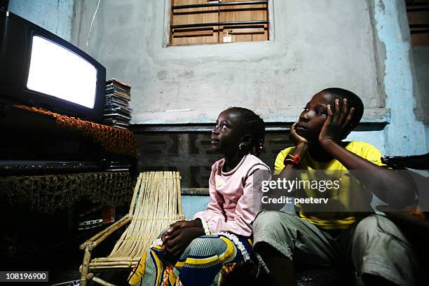 brother and sister watching television - native african girls 個照片及圖片檔