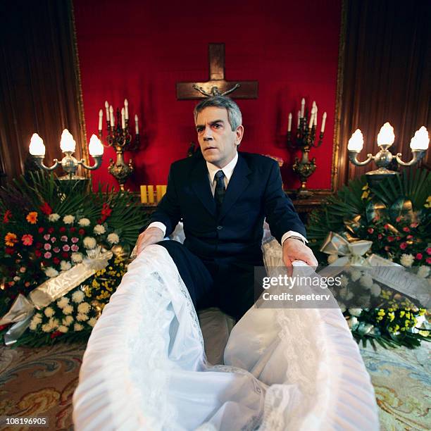 leiche in casket sitzung sich lebendig. - leichenbestatter stock-fotos und bilder