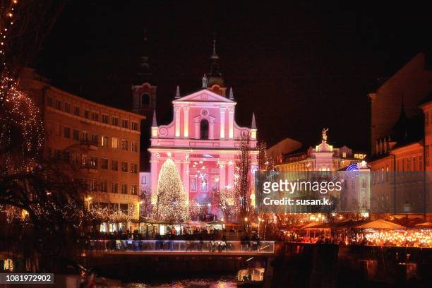 beautiful christmas light in the heart of old town ljubljana. - ljubljana stockfoto's en -beelden