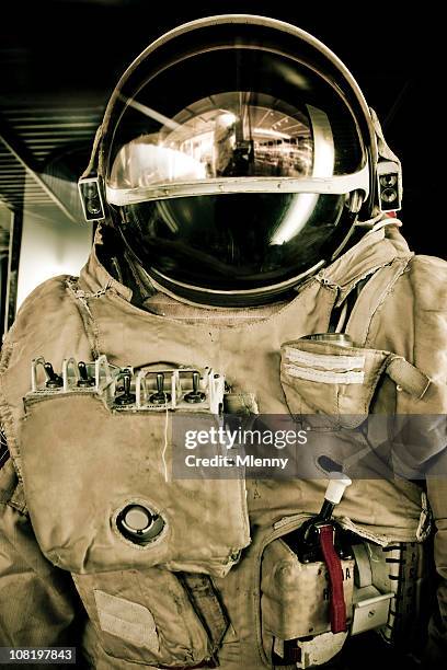 astronaut space suit - ruimtehelm stockfoto's en -beelden