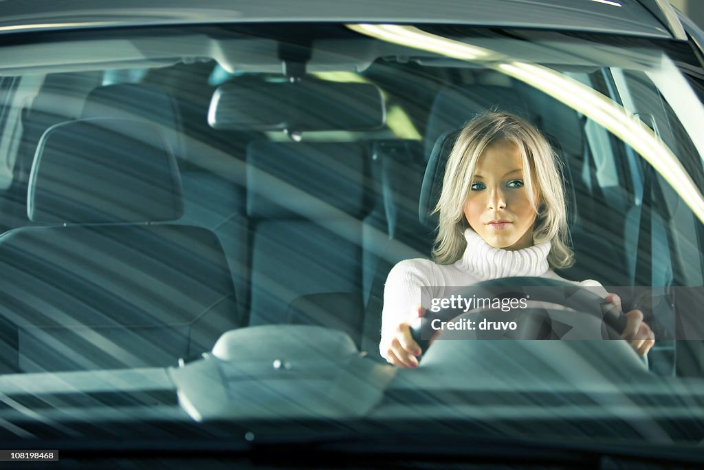 Portrait de jeune femme conduire voiture