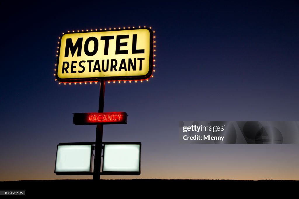 Motelschild in der Dämmerung, USA