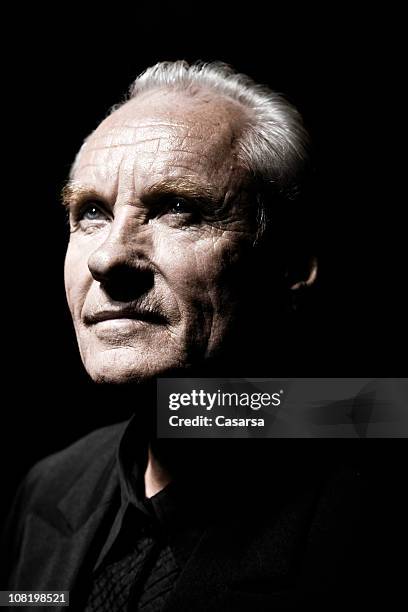 porträt von senior mann, low-key, auf schwarzem hintergrund - portrait professional dark background stock-fotos und bilder