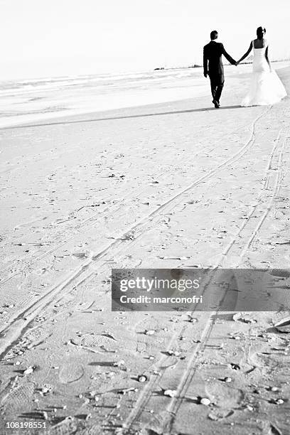 sposa e lo sposo in spiaggia - vista dalla parte posteriore di un veicolo foto e immagini stock