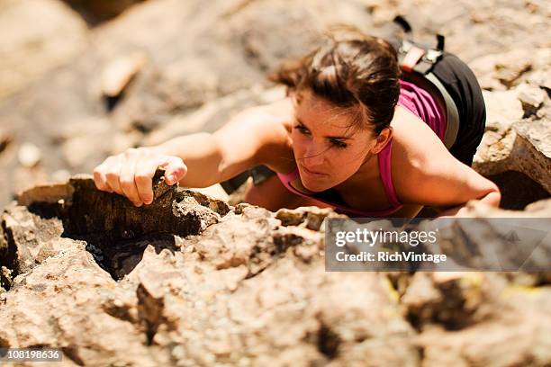 rock climber - escalada libre fotografías e imágenes de stock