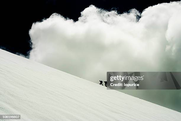 glaciar dos personas subir a la montaña - monte rosa fotografías e imágenes de stock