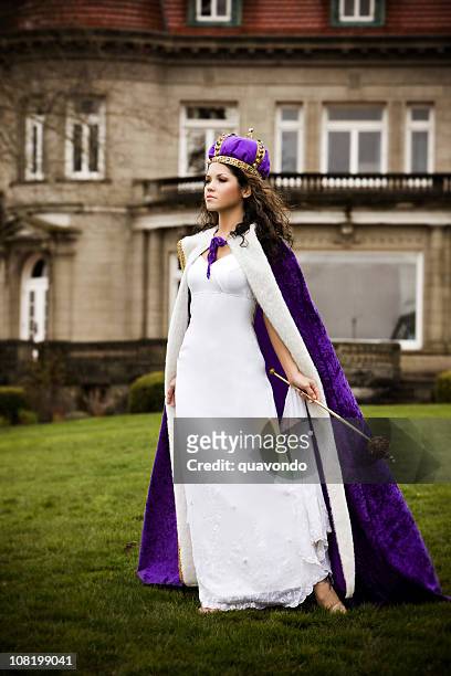 beautiful hispanic young woman as queen outside castle - scepter 個照片及圖片檔