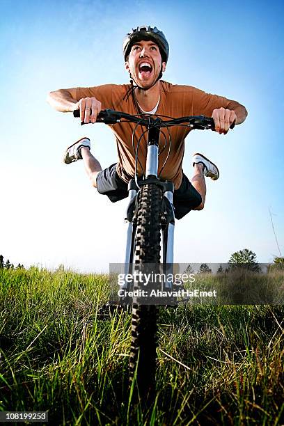 hombre montar bicicleta, acostado de asiento con pies en el aire - piernas en el aire fotografías e imágenes de stock