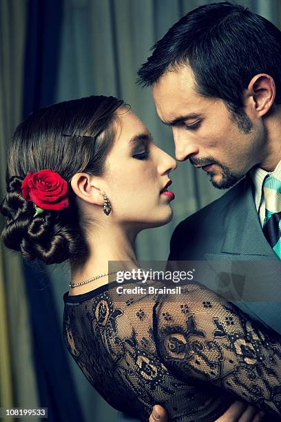 porträt eines jungen paares, die tango tanzen - tango black stock-fotos und bilder