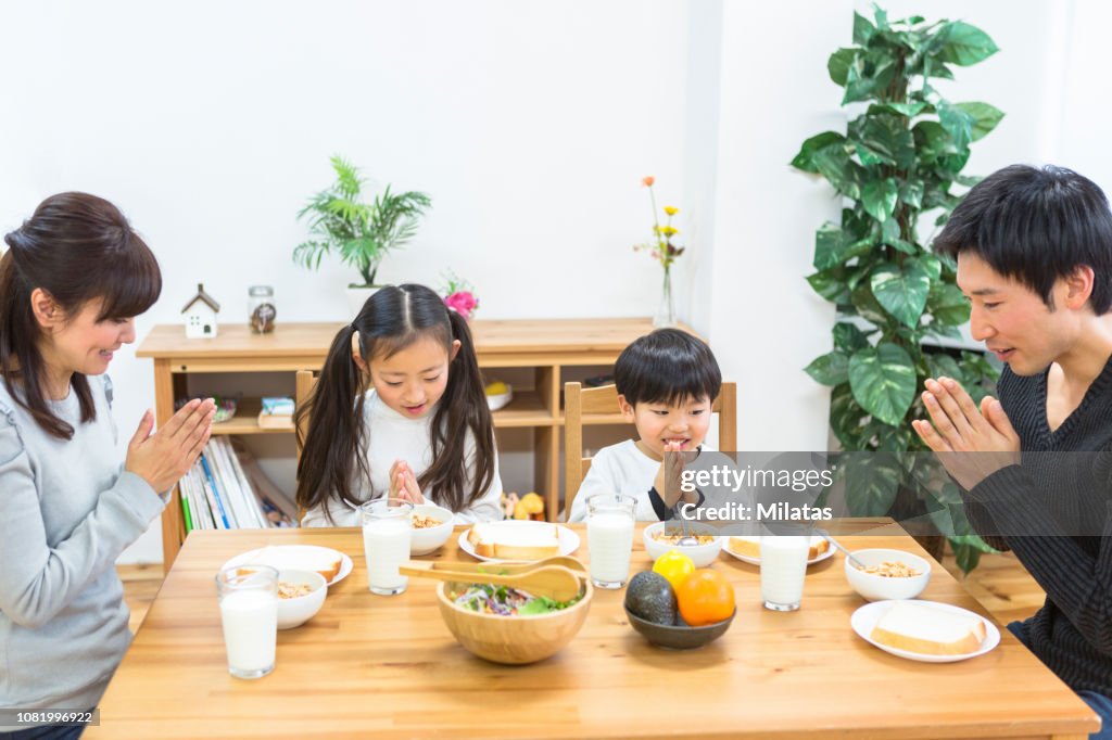 Familia alrededor de la mesa del desayuno