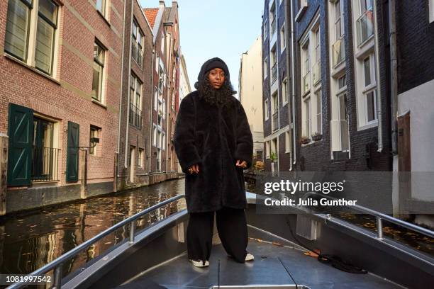 woman on boat - amsterdam mensen boot stockfoto's en -beelden