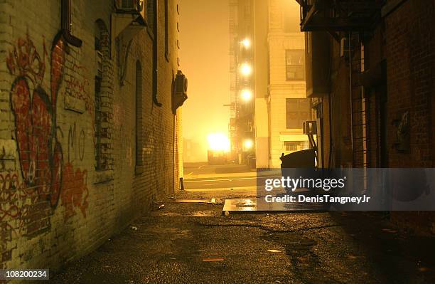 oscuridad grunge alley con luces brillantes de noche - alley fotografías e imágenes de stock