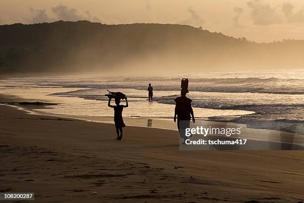 femme et fille sur busua beach - ghana photos et images de collection