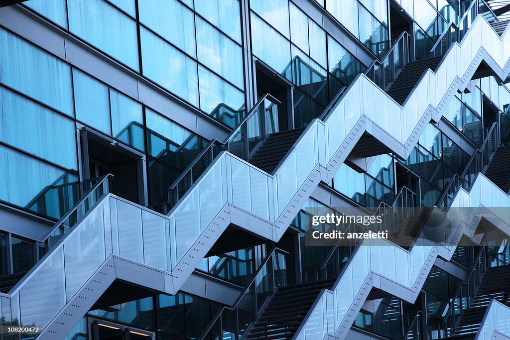 Architecture moderne des escaliers sur la façade du bâtiment