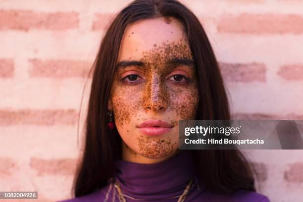 portrait of a young beautiful women - face sommersprossen stock-fotos und bilder