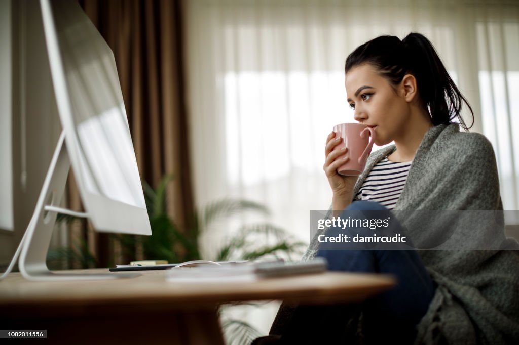 Jonge vrouw thuis werken