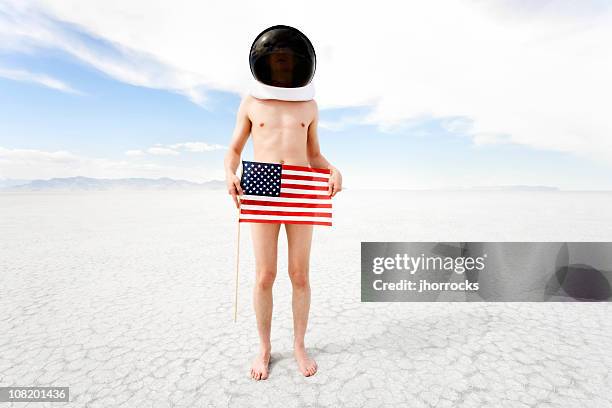 nackt astronaut auf sich selbst mit flagge - astronaut helm stock-fotos und bilder