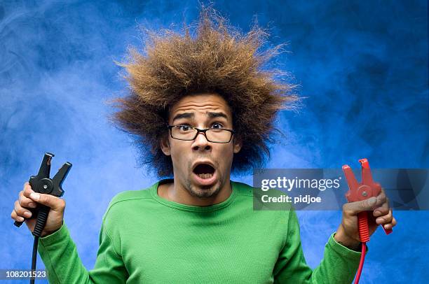 homem a segurar cabo elétrico com pinças - cabelo volumoso imagens e fotografias de stock