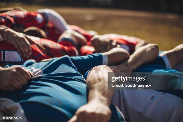 rugbyspelers tijdens het spel - scrummen stockfoto's en -beelden