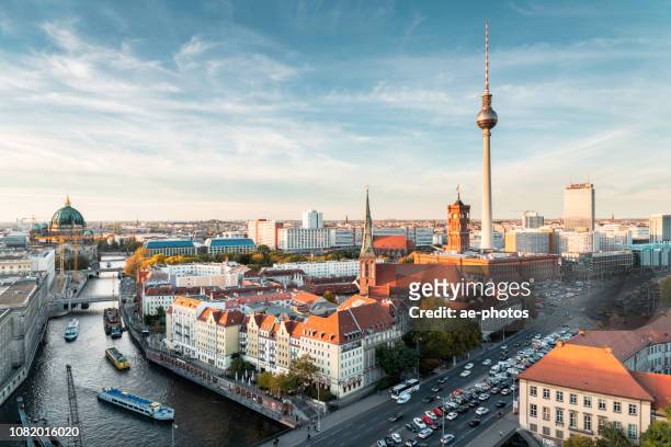 berlin, skyline auf sonnigen abend im herbst - berlin fernsehturm stock-fotos und bilder