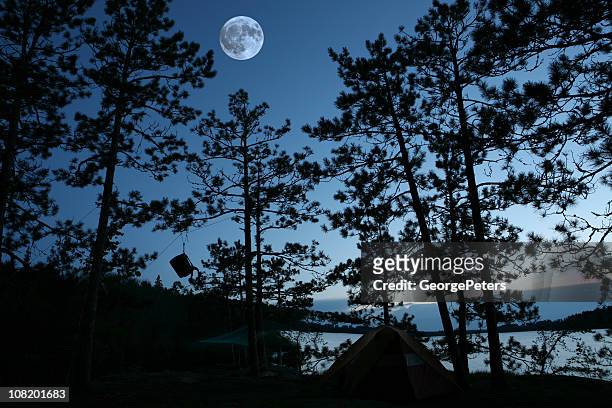 campsite à noite com lua cheia e de dar corda - boundary waters imagens e fotografias de stock