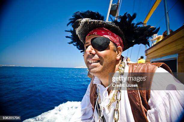 pirate mirando a la distancia de envío - traje de época fotografías e imágenes de stock