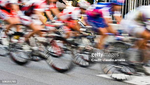 bicicletta da corsa sfocatura di movimento degli atleti. immagine a colori - giochi olimpici foto e immagini stock