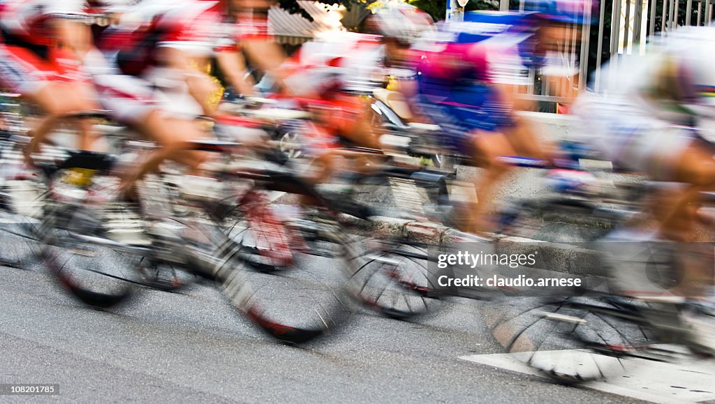 モーションブラーの自転車レースライダーズます。カラー画像