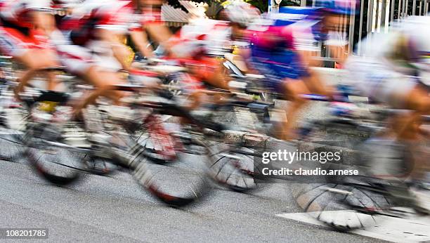 desfoque de movimento de corrida de bicicletas passageiros. imagem a cores - sports team event - fotografias e filmes do acervo