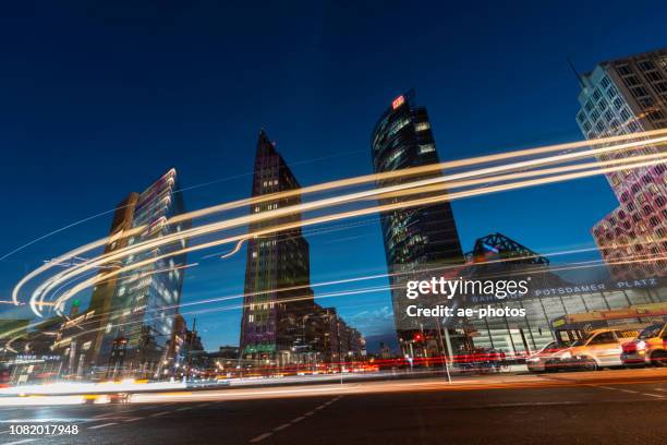 berlin, potsdamer platz in der abenddämmerung - berlin traffic stock-fotos und bilder