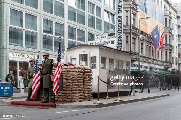berlin, checkpoint charlie - checkpoint charlie museum stock pictures, royalty-free photos & images