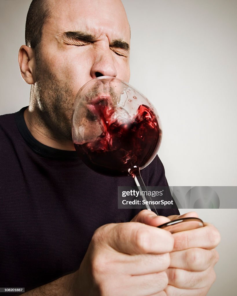 Homem Cuspir vinho em vidro para