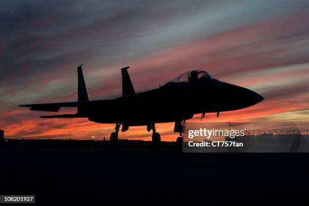 mcdonnell douglas f-15 eagle silhouette avion de chasse - fighter plane photos et images de collection