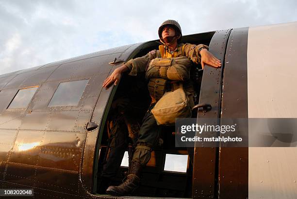 us paratrooper in aircraft - paratrooper stockfoto's en -beelden