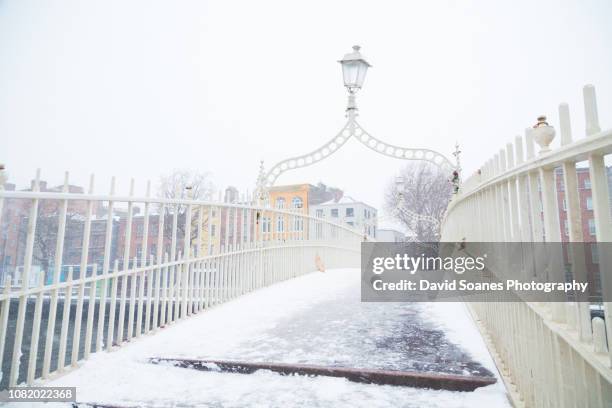 snow on the ha'penny bridge in dublin city, ireland - dublin ireland stock pictures, royalty-free photos & images