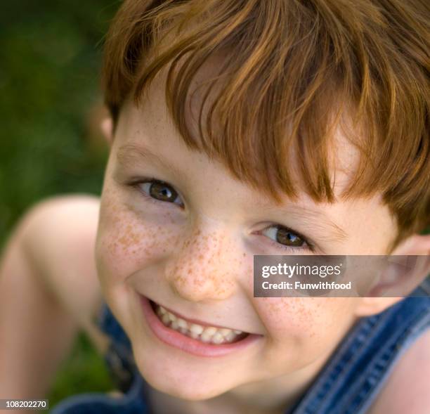 niedliche kind lächeln, glückliche rotes haar sommersprosse gesicht junge lachen - red hair boy and freckles stock-fotos und bilder