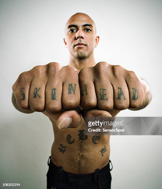 skinhead ナックルタトゥーを見せ - knuckle ストックフォトと画像