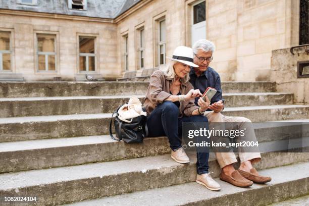 senior paar nehmen selfie in paris - paris summer stock-fotos und bilder