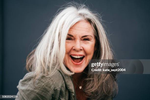 retrato de mujer enior positivo en 60 años - cabello gris fotografías e imágenes de stock