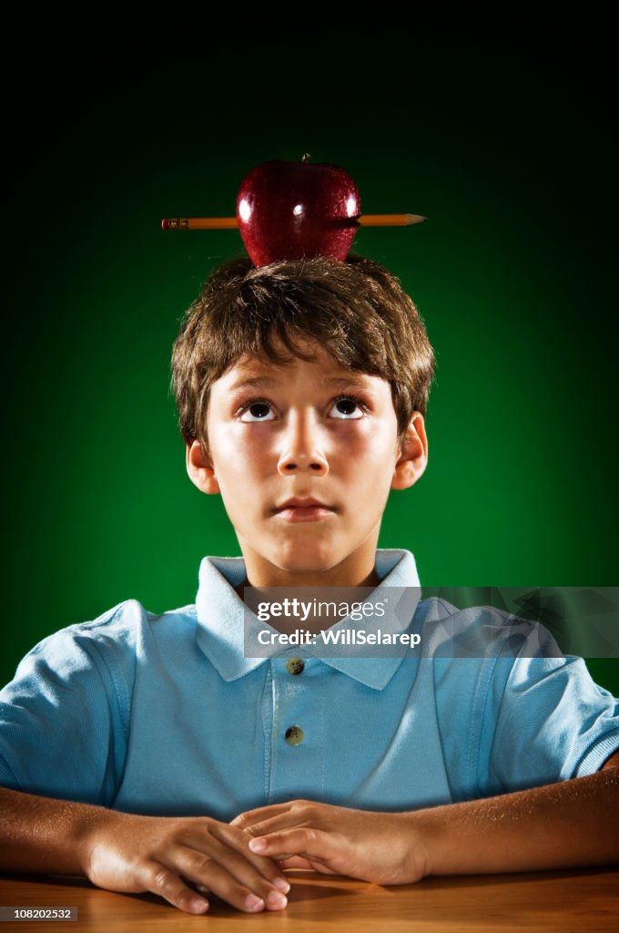 Jungen Ausgleich Apfel auf dem Kopf